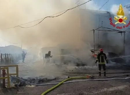 Incendio in una ditta a Soliera: chiusa Via Archimede, la Polizia Locale invita a usare percorsi alternativi