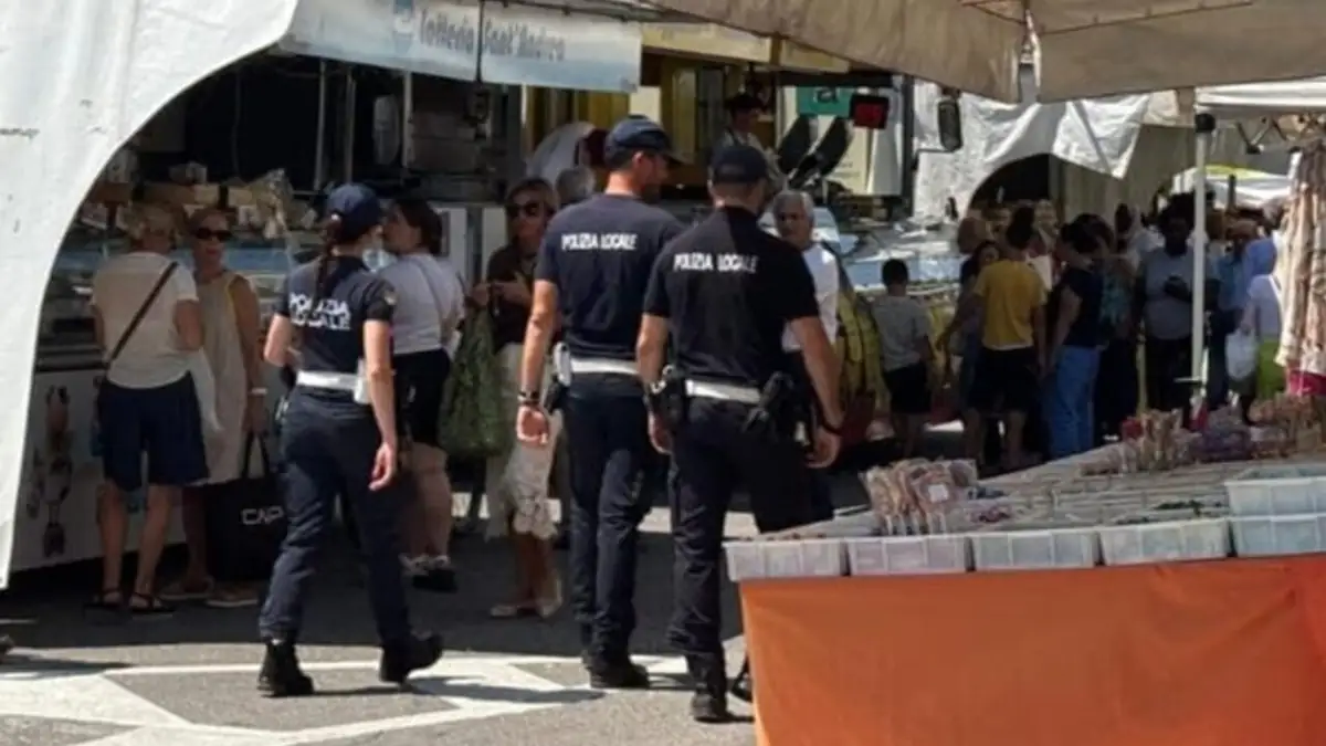Quattro lavoratori in nero al mercato di Carpi: scattano le sanzioni per i titolari degli stand