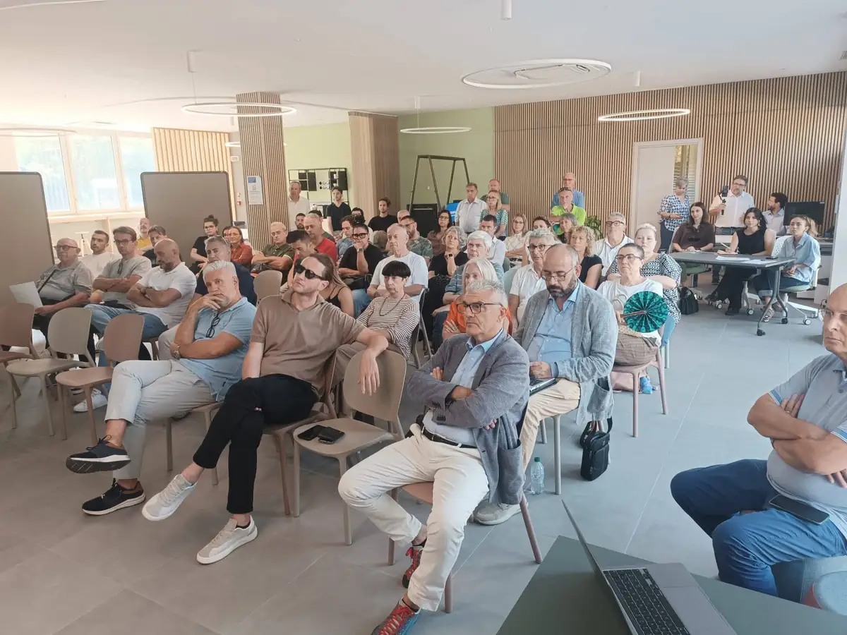 L'intelligenza artificiale impara a scovare i difetti nei tessuti: il distretto di Carpi fa sul serio