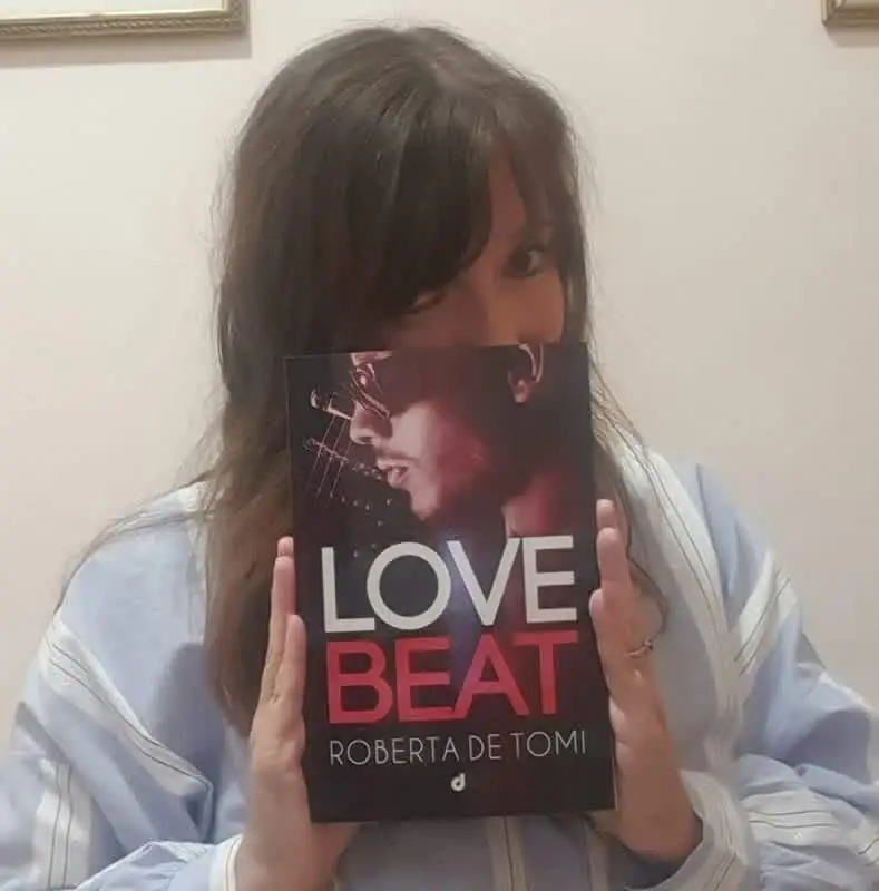 Love Beat arriva a Carpi: la popstar Kaprice e i segreti dello showbusiness in un aperitivo letterario