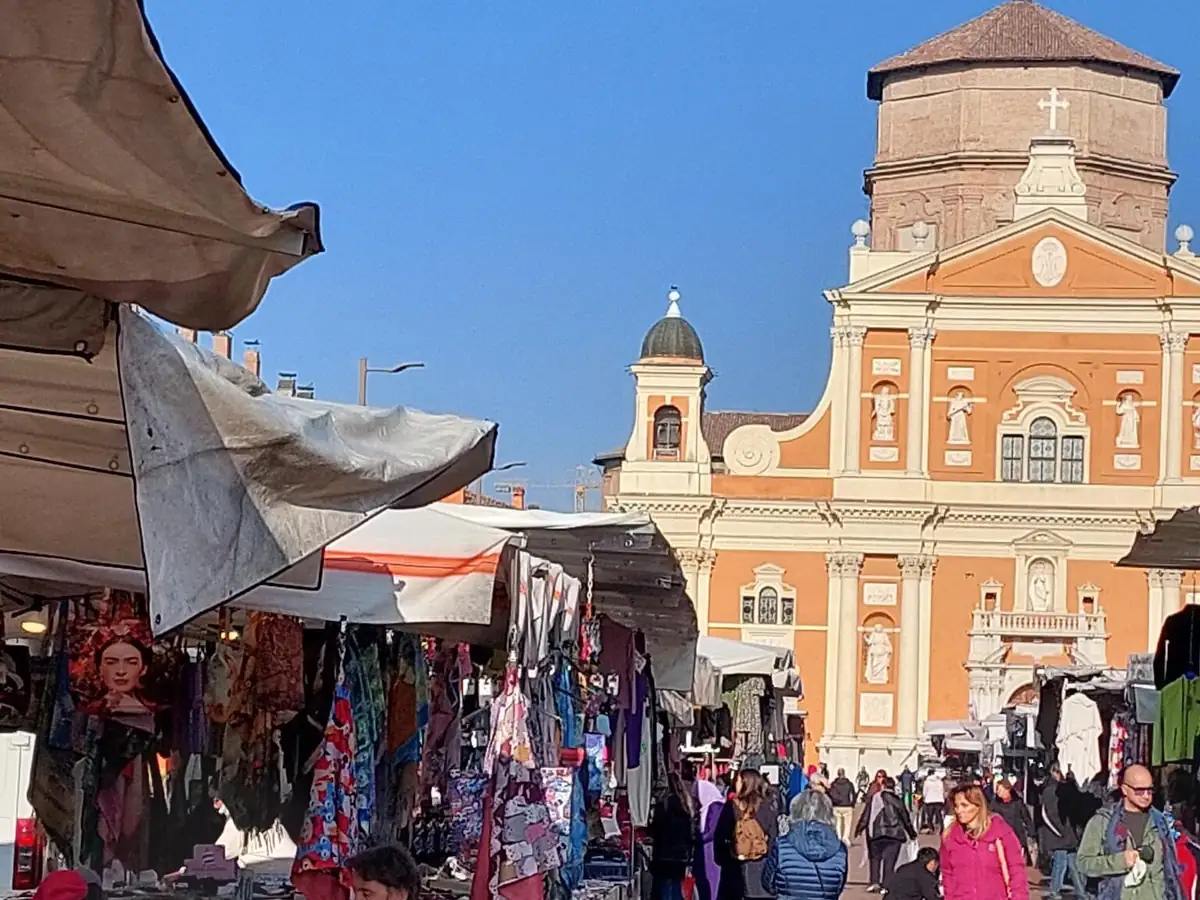 Il Festival Filosofia invade piazza Martiri: mercato traslocato in via Ugo da Carpi