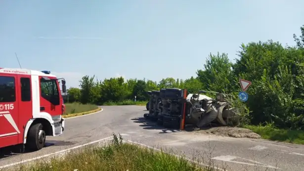 Mezzo d'opera si ribalta alla bretella di Fossoli: disagi sulla Romana Nord verso Novi di Modena