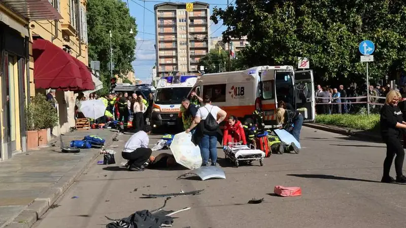 Sette i feriti nel centro di Modena: elisoccorsi e ambulanze in campo