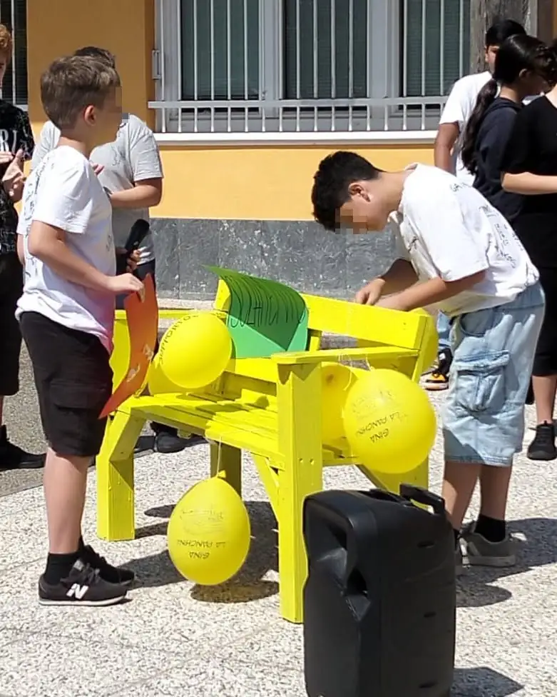 Novi di Modena, i ragazzi del CCRR inaugurano la Panchina Gialla: «Il bullismo è una prova di debolezza»