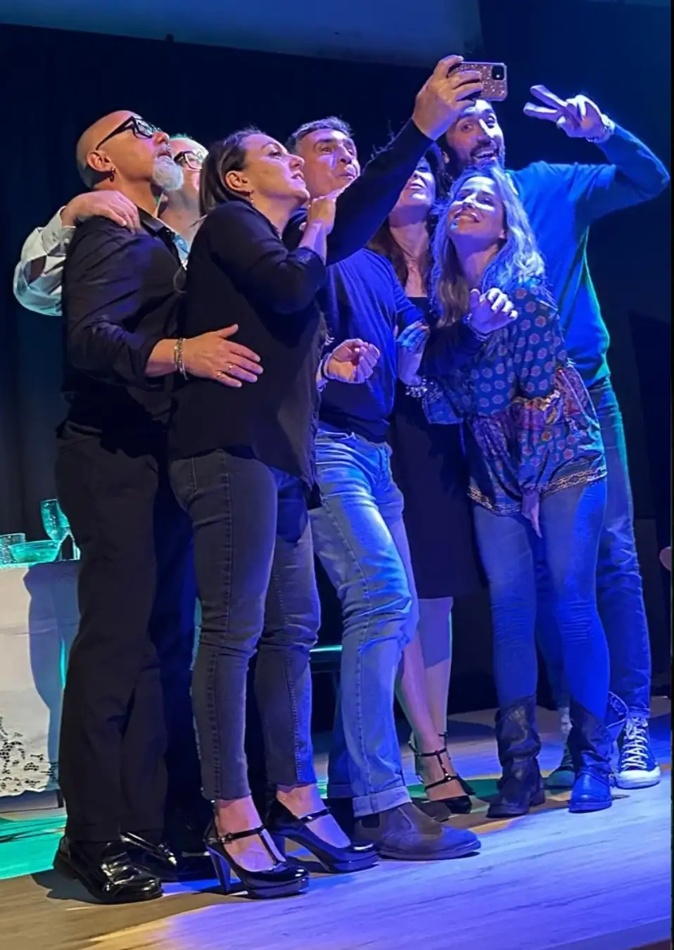 Una cena tra amici, sette cellulari sul tavolo: a Modena il teatro si fa solidarietà