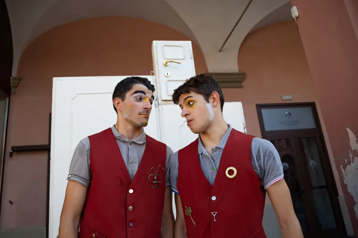 Porte, clown e misteri: la Compagnia del Buco porta il sorriso nel cortile di Palazzo dei Pio