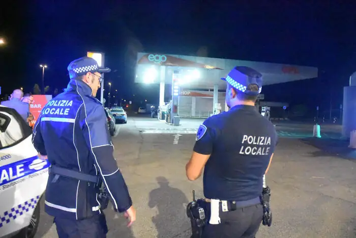 Aggressione al distributore, donna ferita con un cacciavite e due soccorritori investiti