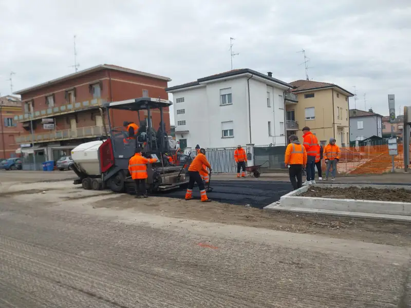 Via Roosevelt a Carpi, finalmente si riapre: parte l'asfaltatura dopo mesi di disagi