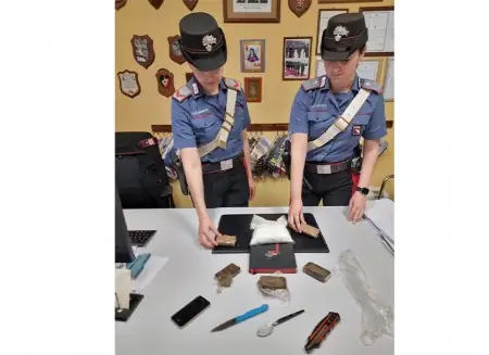 Trovò la droga in casa sua durante i lavori: il proprietario denuncia tutto e fa arrestare cinque inquilini a Soliera