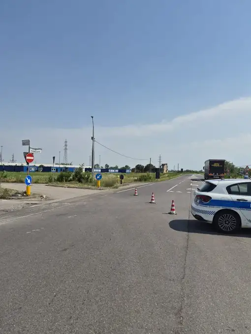 Chiusura temporanea sulla SS Romana Nord a Carpi: agenti sul posto per recupero veicolo
