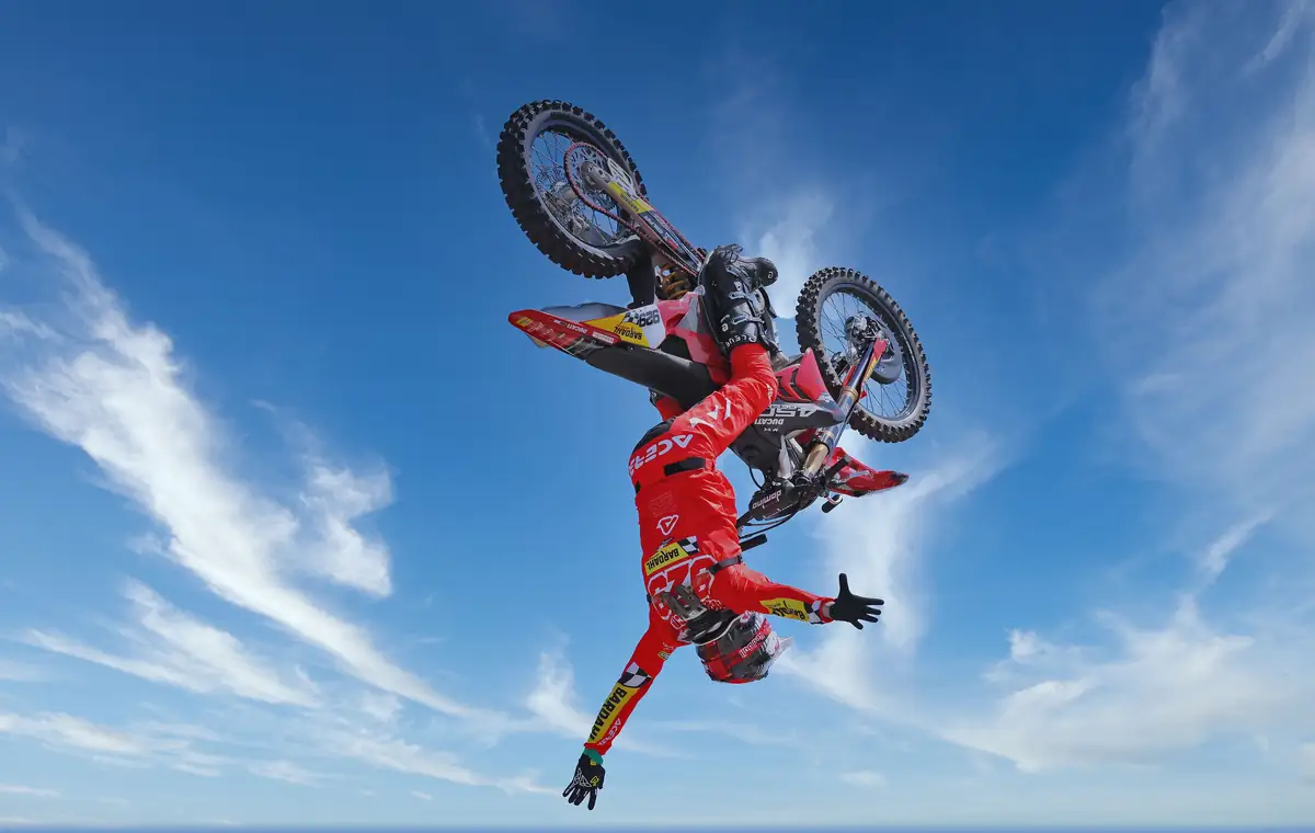Acrobazie in moto e inclusione: il Togo Joy of Life Tour debutta in piazza Martiri