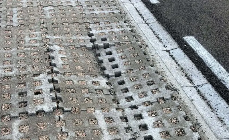 Nuovi problemi per via Roosevelt: il manto stradale si è sconnesso