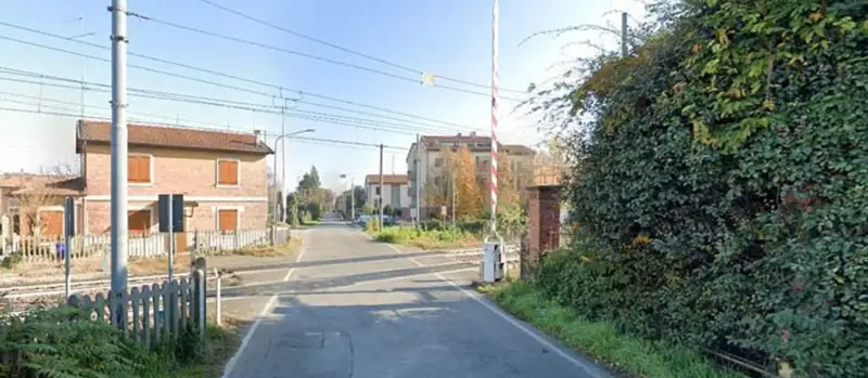 Via Due Ponti chiude per quattro giorni: lavori al passaggio a livello