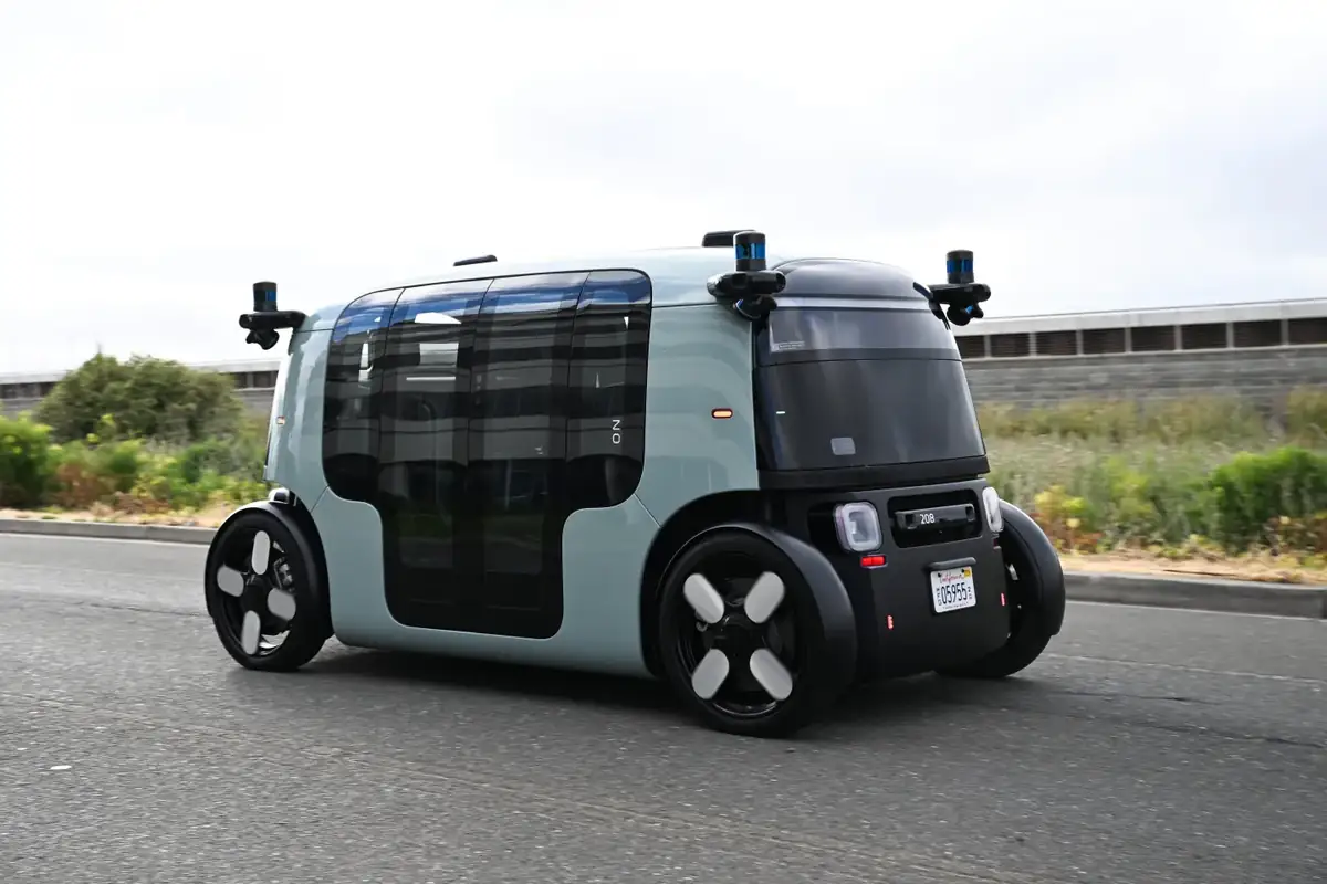 A Modena arriva il Robotaxi di Amazon: niente volante, niente freni, solo intelligenza artificiale